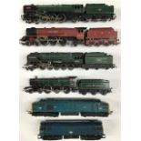 Hornby: A collection of assorted Hornby OO gauge locomotives and coaches to include: Evening Star,