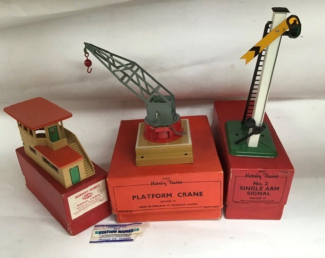 Hornby: A small collection of Hornby O gauge accessories including Dublin Signal Cabin with unused