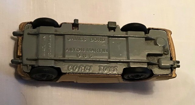 Corgi: A boxed Corgi Toys, James Bond 007 Aston Martin DB5. Playworn, non operating ejector seat. - Image 6 of 6