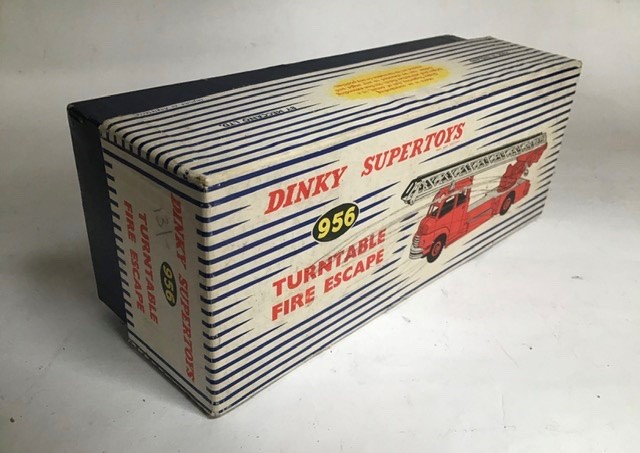 Dinky: A boxed Dinky Supertoys, Turntable Fire Escape , 956, in near mint condition. No string to - Image 3 of 3