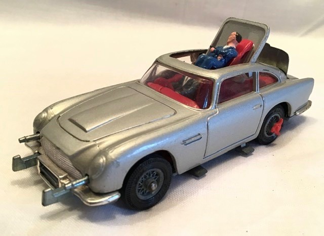 Corgi: A Corgi Toys James Bond Aston Martin DB5, No.270, rare ‘winged’ packaging with bubble - Image 3 of 5