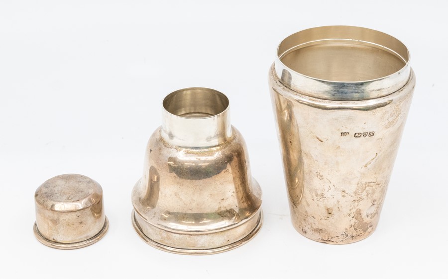 A George V silver cocktail shaker, by Barker Brothers, Chester, 1923, 10.59 ozt   CR: marks crisp, - Image 3 of 3