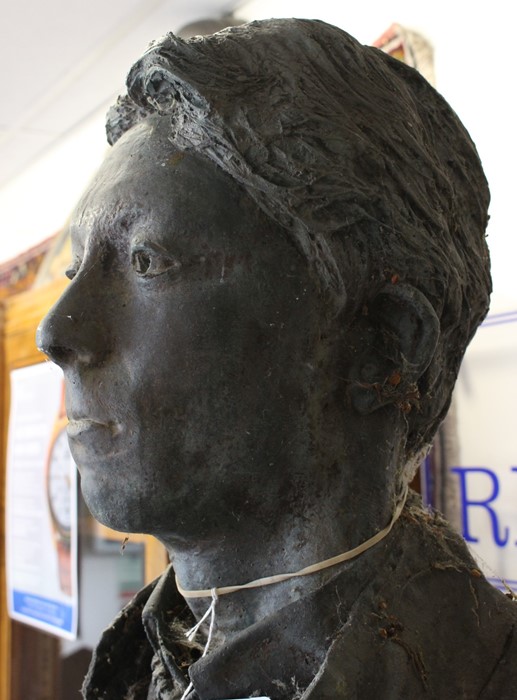 British school (contemporary, artist unknown) A life size bronze sculpture of a man, modelled - Image 3 of 3
