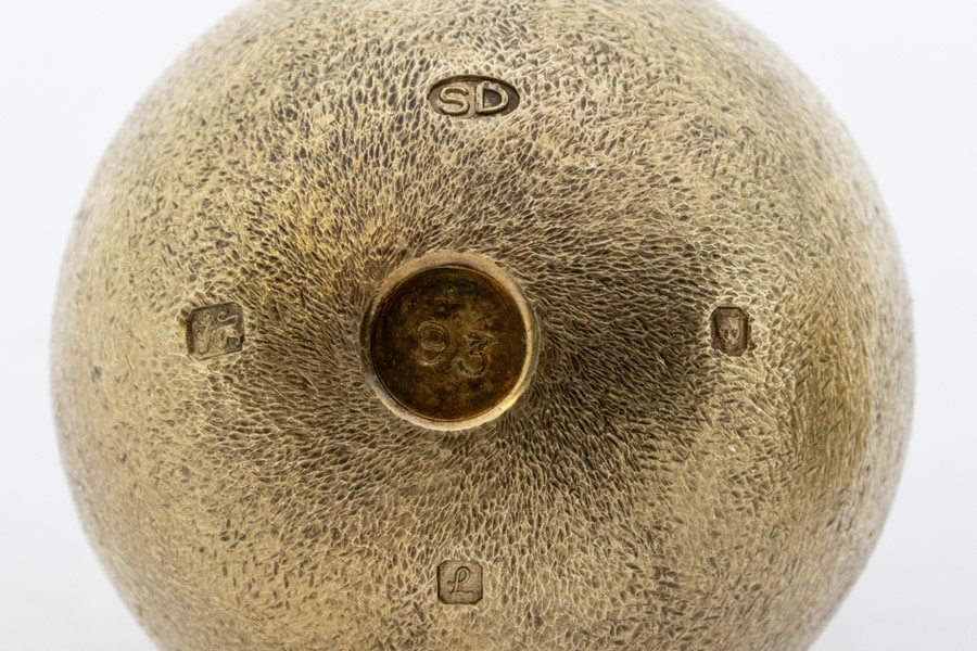 Stuart Devlin small silver gilt surprise 'rabbits ' egg, decorative finely textured form opening - Image 5 of 7