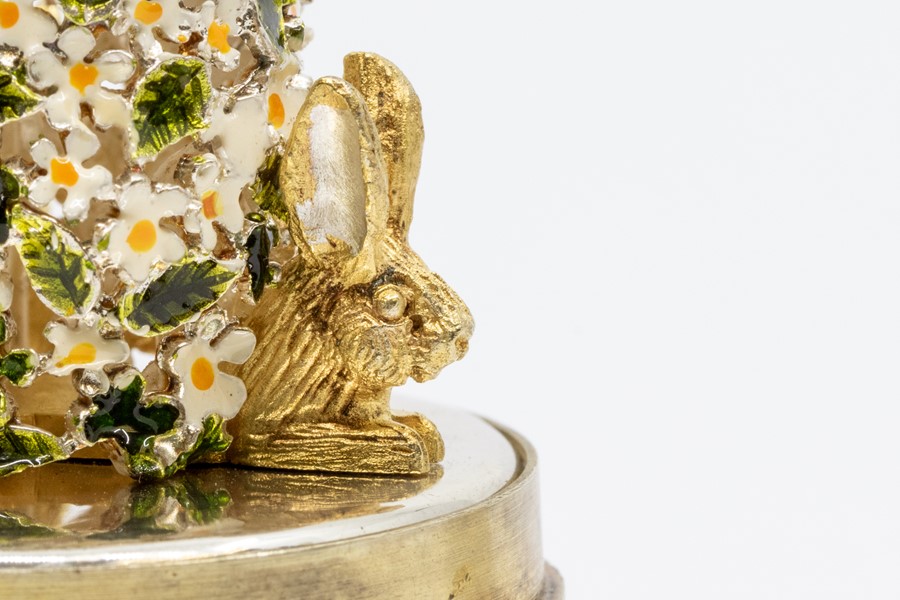 Stuart Devlin small silver gilt surprise 'rabbits ' egg, decorative finely textured form opening - Image 2 of 7