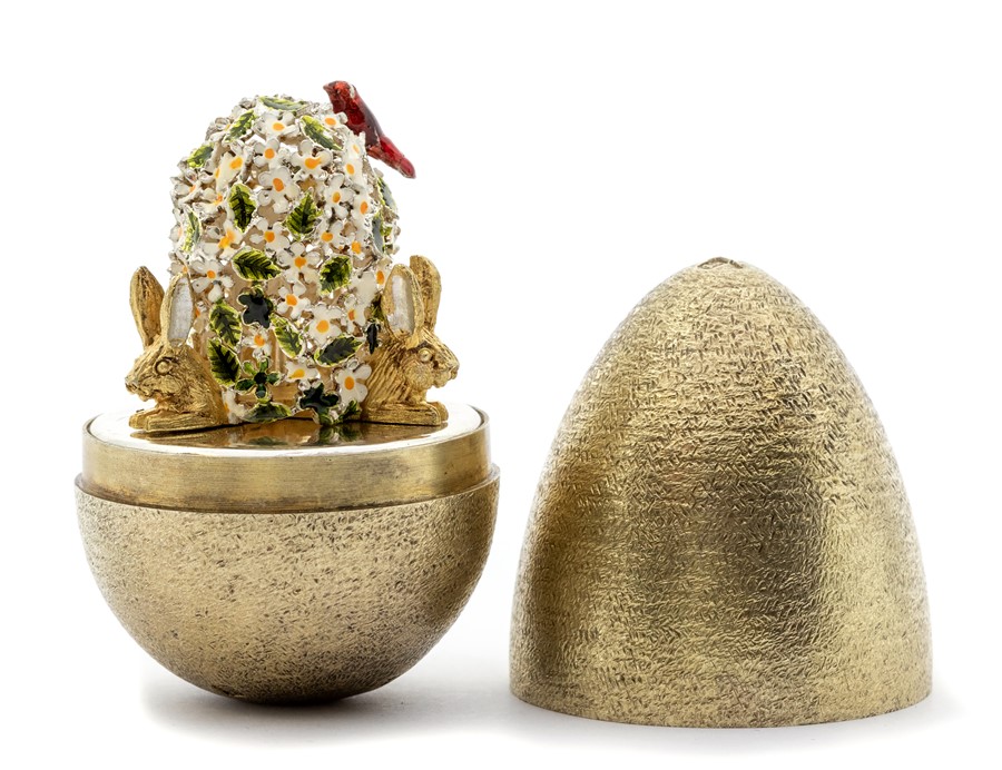 Stuart Devlin small silver gilt surprise 'rabbits ' egg, decorative finely textured form opening