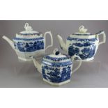 A group of early nineteenth century blue and white transfer-printed Swan-knop teapots, c.1800-20. To