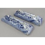 A pair of early nineteenth century blue and white transfer-printed Willow pattern knife rests, c.
