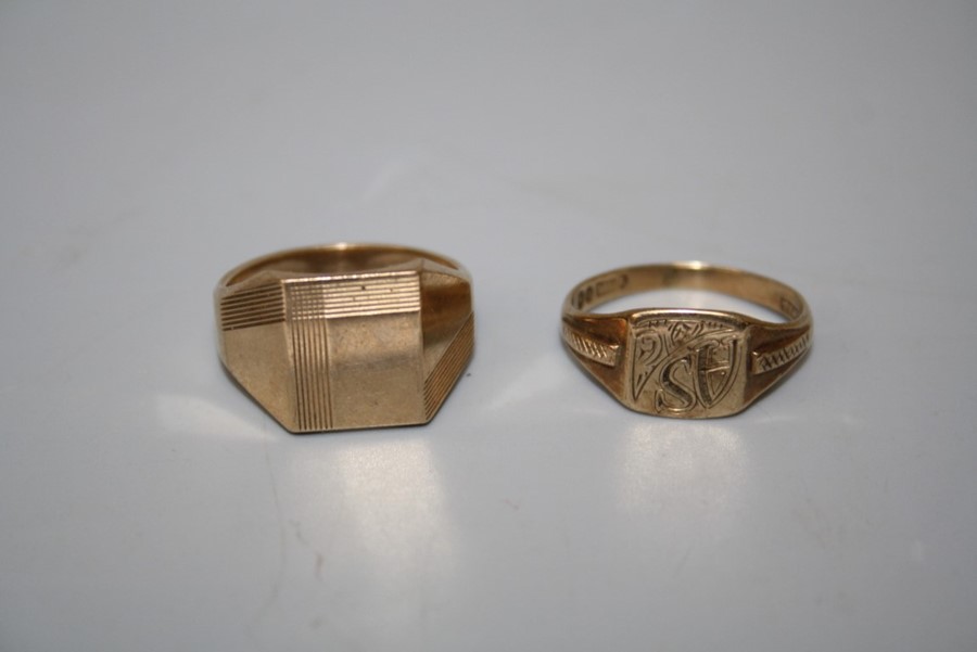 A 9ct gold signet ring, the vacant cartouche with reeded borders and shoulders, together with
