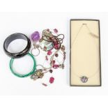 A collection of assorted costume jewellery, including an amethyst key ring, etc (Q)