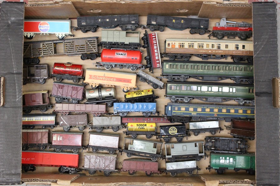 A collection of assorted OO gauge and N gauge rolling stock and wagons, including Triang, Hornby,