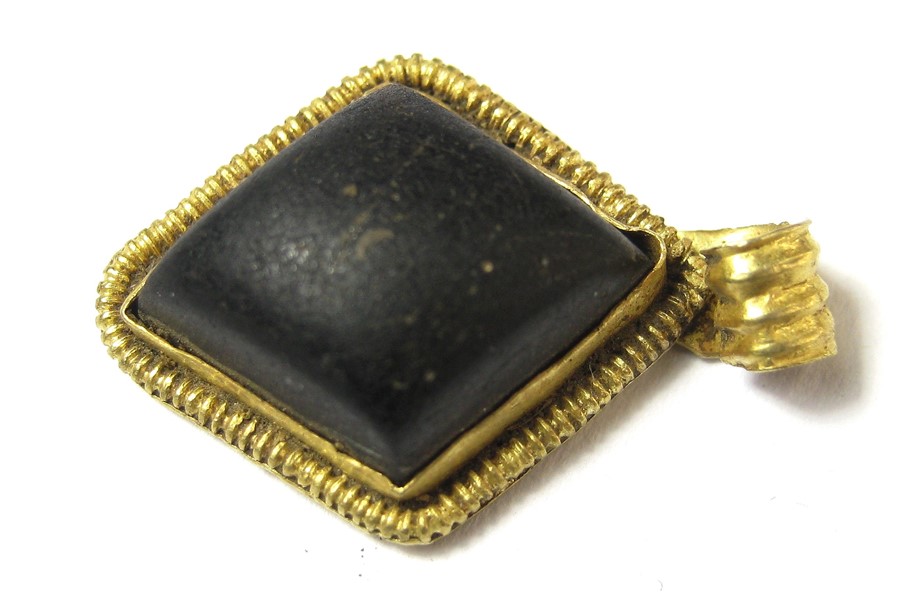 Anglo-Saxon Pendant Circa 6th century AD. Gold, 2.14 grams. 21.04 x 14.68 mm. A lozenge-shape - Image 3 of 4