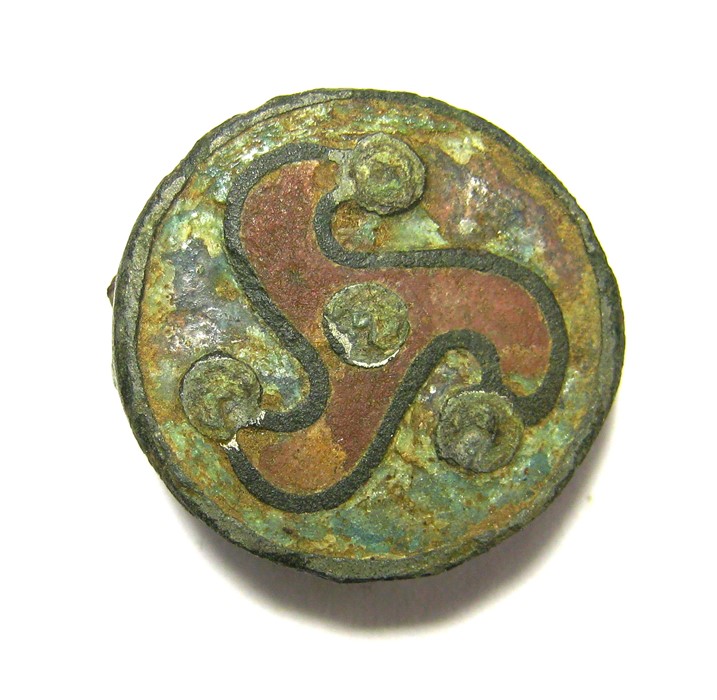 Roman Triskele Disk Brooch. Circa, 2nd century AD. Copper-alloy, 4.42 grams, 20.65 mm. A disk type