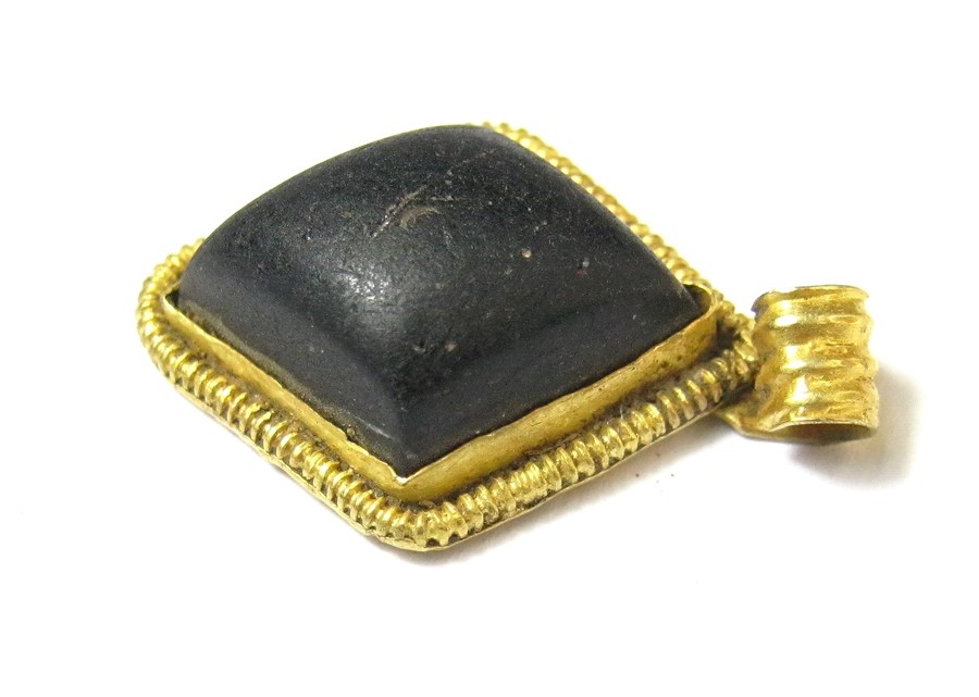 Anglo-Saxon Pendant Circa 6th century AD. Gold, 2.14 grams. 21.04 x 14.68 mm. A lozenge-shape - Image 2 of 4