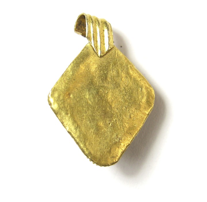 Anglo-Saxon Pendant Circa 6th century AD. Gold, 2.14 grams. 21.04 x 14.68 mm. A lozenge-shape - Image 4 of 4