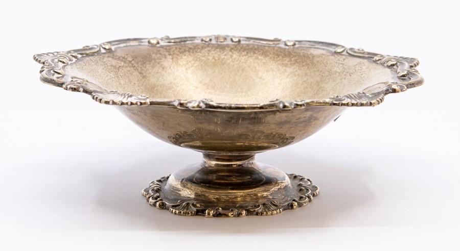 An Edwardian silver bon bon dish, cast scroll and shell border above plain body raised on - Image 2 of 2