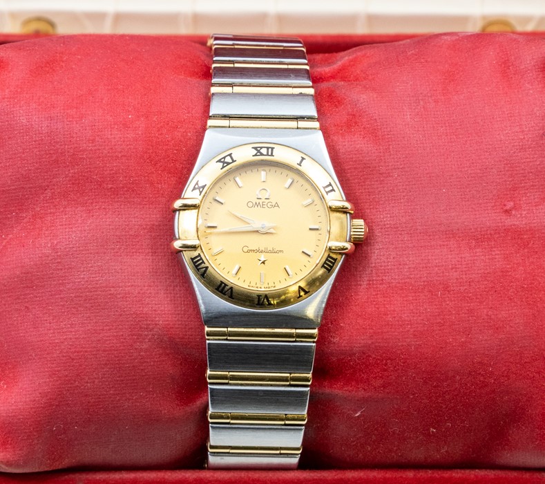 Omega- a ladies Omega constellation bi colour wristwatch, round gold tone textured dial, baton - Image 2 of 3