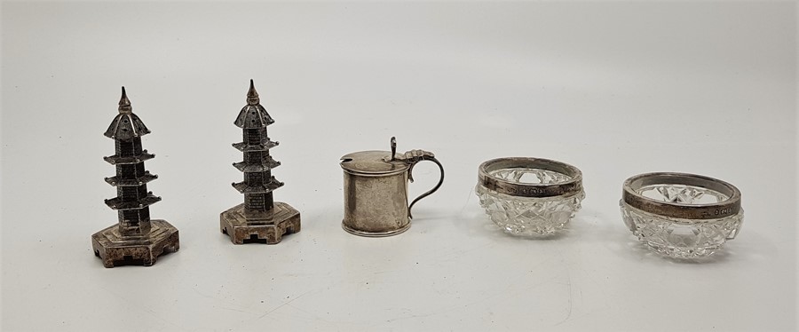 A pair of Chinese export silver novelty "pagoda" peperettes, having impressed character marks to - Image 2 of 2