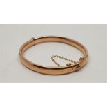 A late Victorian 9ct. rose gold hinged bangle, assayed Birmingham 1900. (6.9g)