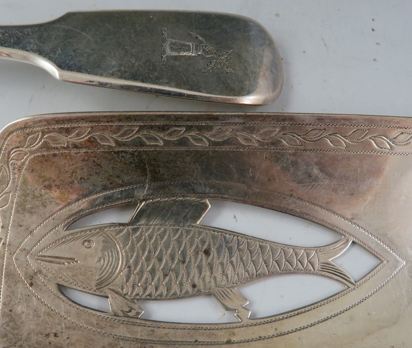 A late William IV "fiddle pattern" silver Stilton scoop bearing armorial crest. London 1835 by - Image 2 of 4