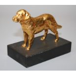 A cast gilt metal desk piece, modelled as a flat coat retriever on a rectangular slate plinth. 10