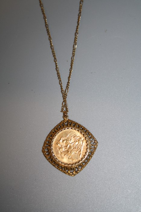 A 1912 gold sovereign in diamond shaped bark effect pendant mount to a fine trace link chain 15.5