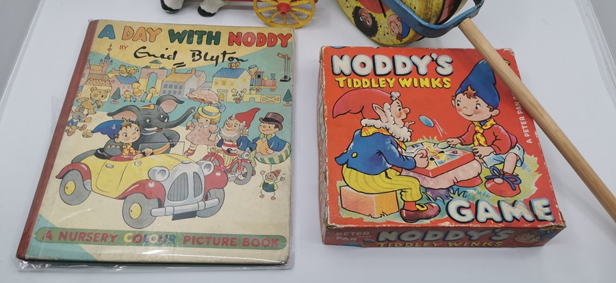 Noddy Interest. Noddy ring game, Carousel character, annual, tin and tiddlywinks. - Image 3 of 6