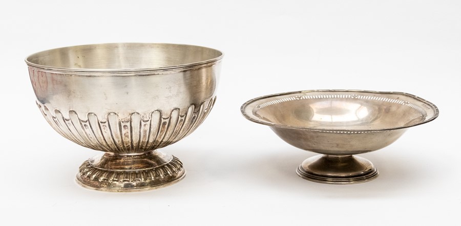 An Edwardian silver bowl, reeded rim plain top section above fluting on spreading circular foot,