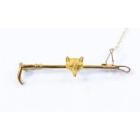 hunting interest- A 9ct gold fox and riding crop bar brooch,  length approx 50mm, weight approx 2.