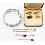 A collection of jewellery to include a 9ct gold and red paste bar brooch with later replacement base