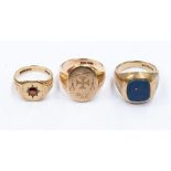 Three 9ct gold gents rings to include a garnet ring size O, one set with  lapis lazuli with textured
