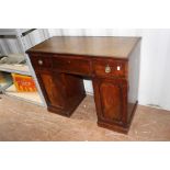 An early 19th Century mahogany kneehole desk, 79cm high, 96cm wide, 44cm deep
