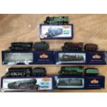 Railway: collection of 00 gauge Bachmann locomotives to include V2 3650 LNER, V2 4806 Green Howard