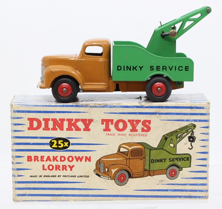 Dinky: A boxed Dinky Toys, Breakdown Lorry, 25X, tan cab, green back, missing tow hook, slight paint