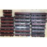 Railway: quantity of 00 gauge passenger coaches, Hornby, Bachmann and some kit built. All in used