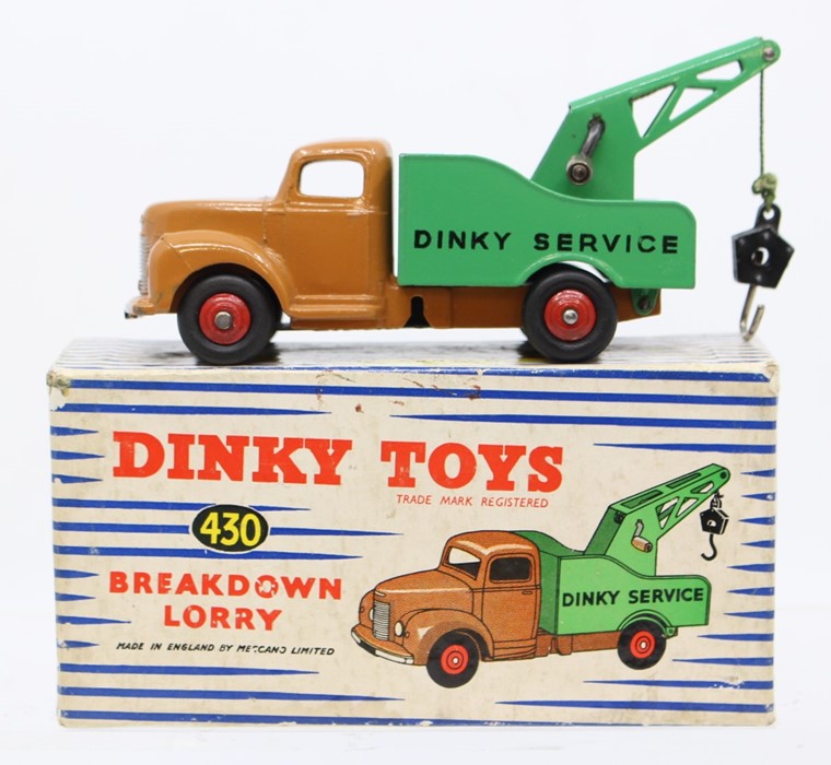 Dinky: A boxed Dinky Toys, Breakdown Lorry, 430, tan cab, green back, slight paint chips, original