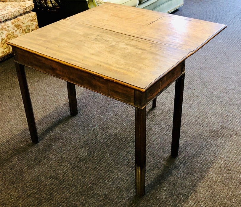 A George III oak drop leaf side table, one side dropleaf, raised on fluted supports. 72cm H x 93cm W