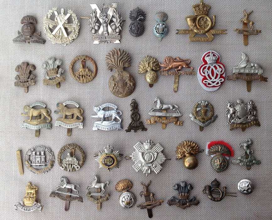 WW2 British cap badge collection of over 30 badges to include SWB, Tyneside Scottish, Leicesters x 2