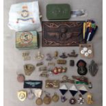 A collection of mixed militaria WW1 to Post War to include British collar dogs and shoulder