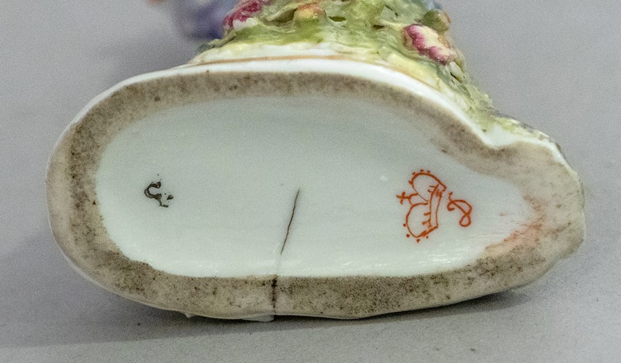 A late 18th Century European porcelain etui, teardrop shape with hinged cover and white metal - Image 2 of 2