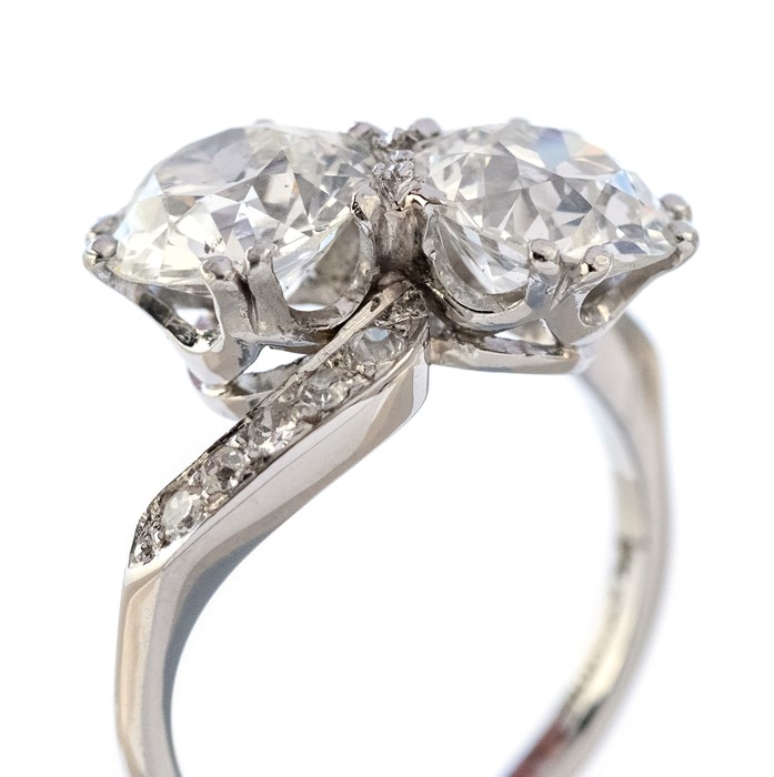 A platinum diamond cross-over Ring, double claw se - Image 3 of 3