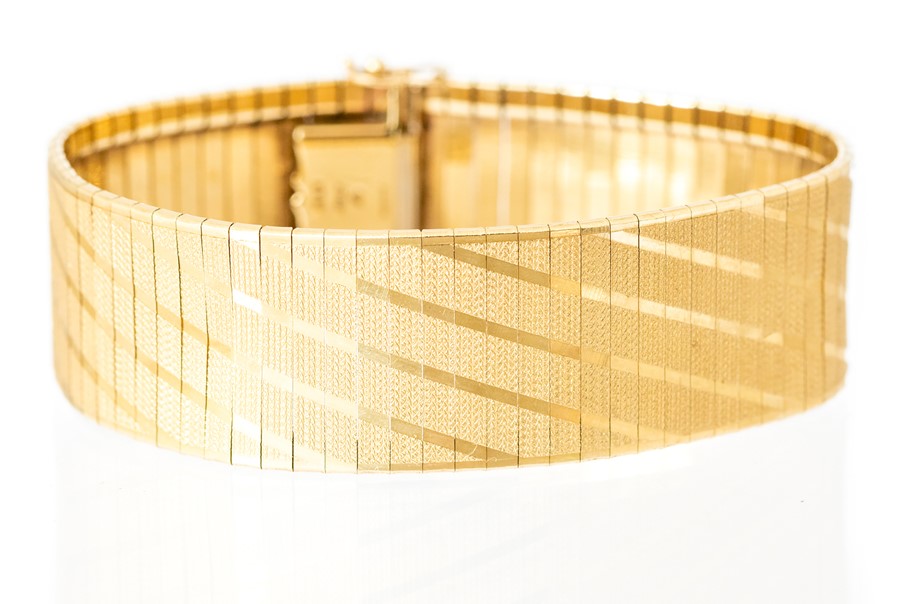 An Italian 9K yellow gold articulated bracelet wit