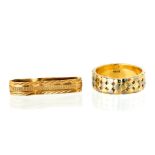 An 18ct two colour gold wedding band, approximatel