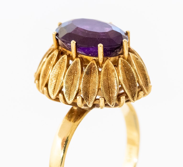 A 14ct amethyst dress Ring, claw set oval-cut amet - Image 2 of 2