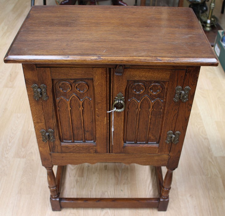 A contemporary mahogany effect oval pedestal coffee table, measuring 53cm high, 125cm wide, 71cm - Image 2 of 2