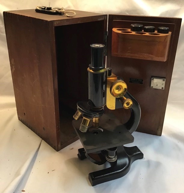 Spencer Lens company microscope model 25H, 1920. In wooden case with key.