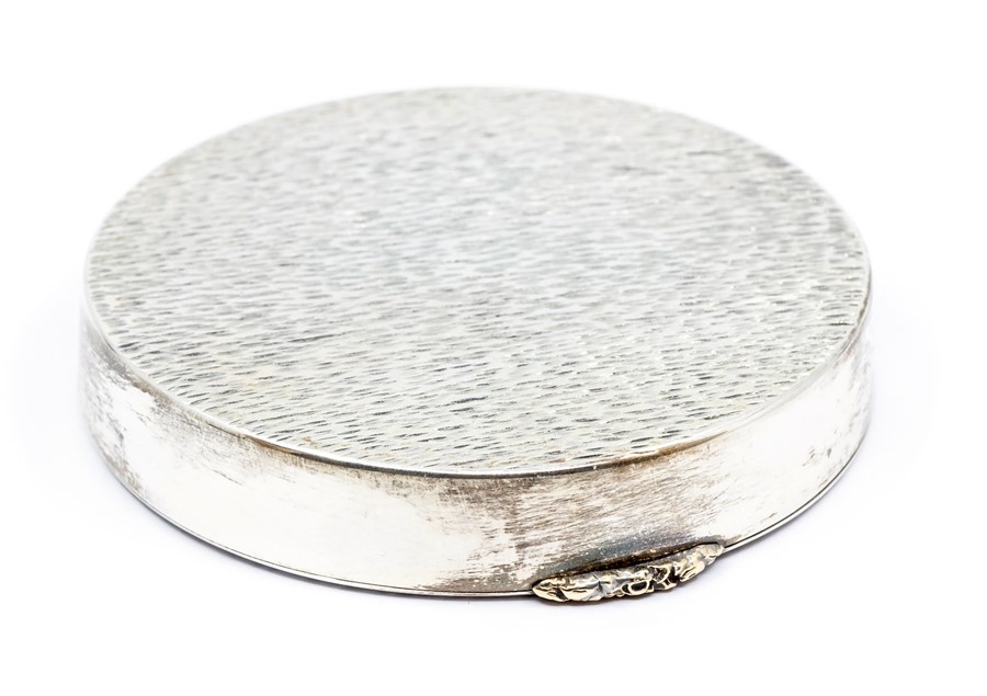 A silver mirror compact complete with powder puff, circular design with textured bark decoration, - Image 4 of 6