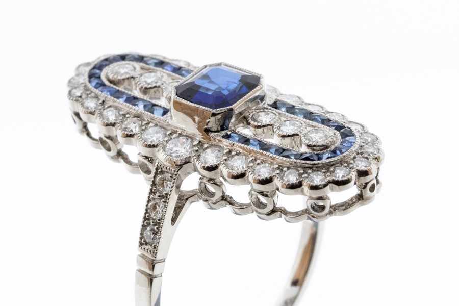 A sapphire and diamond platinum ring Art Deco style sapphire and diamond platinum ring, set to the - Bild 2 aus 4