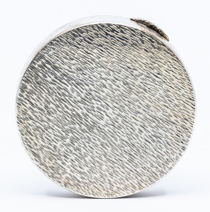 A silver mirror compact complete with powder puff, circular design with textured bark decoration, - Image 2 of 6