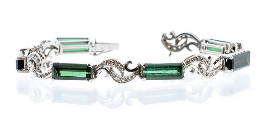 A green tourmaline and diamond set 18ct white gold bracelet, the elongated rectangular cut - Bild 2 aus 2